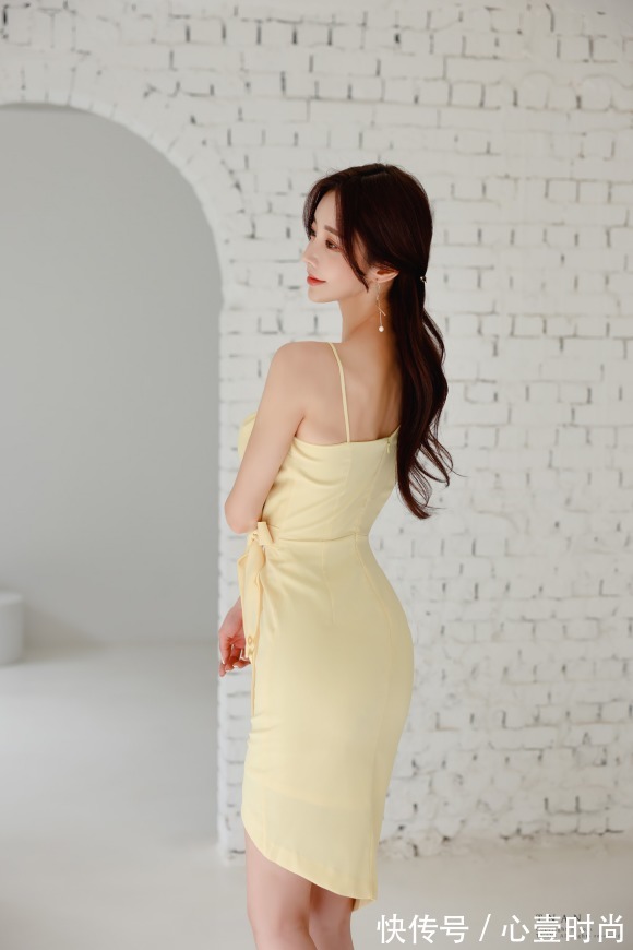 时尚|女神孙允珠高清时尚搭配:贝加莫璀璨晨曦仙韵淡黄礼裙