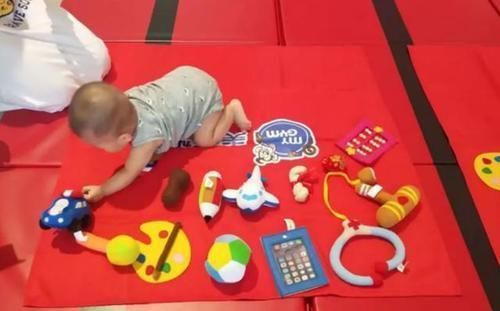 抓周|一岁宝宝抓周,爷爷无意放下一个“东西”,全家人的笑容逐渐消失