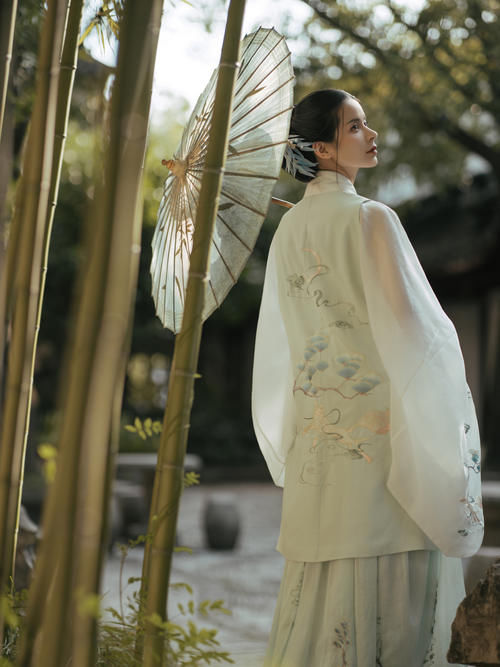  楚楚动人|有一种汉服叫“白月光裙”，仙气又温柔，自带“楚楚动人”滤镜