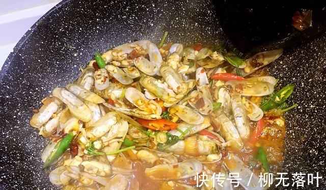 聚餐的时候吃什么下酒菜，鲜味辣炒蛏子，做法简单，香辣美味！