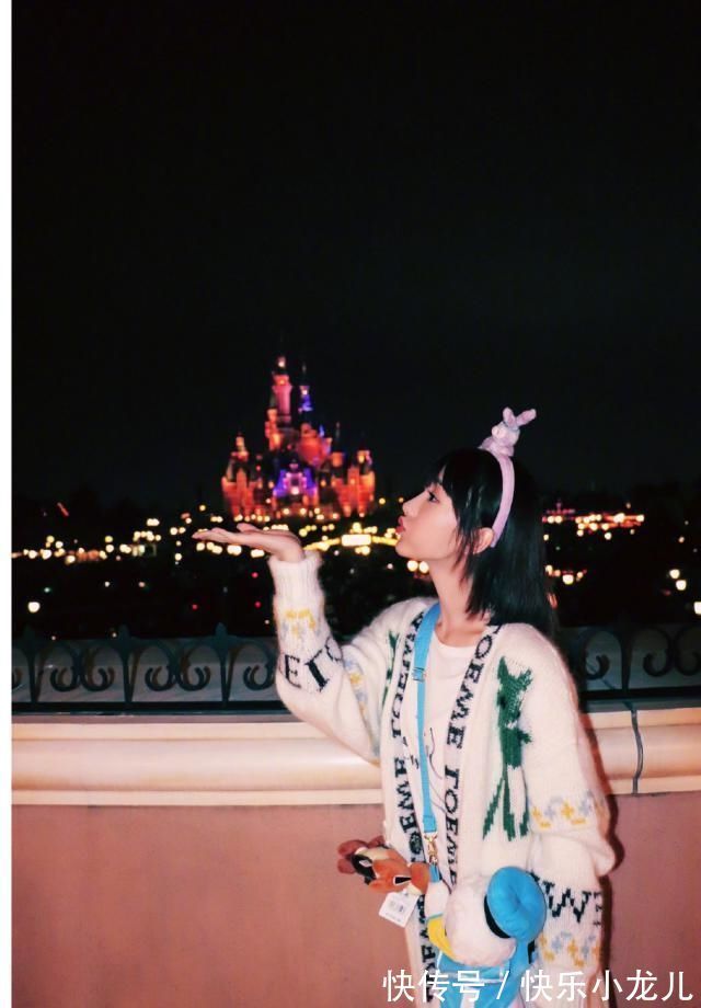 身材比例 美女毛绒上衣搭配牛仔裤,穿搭出优雅大气的名媛范