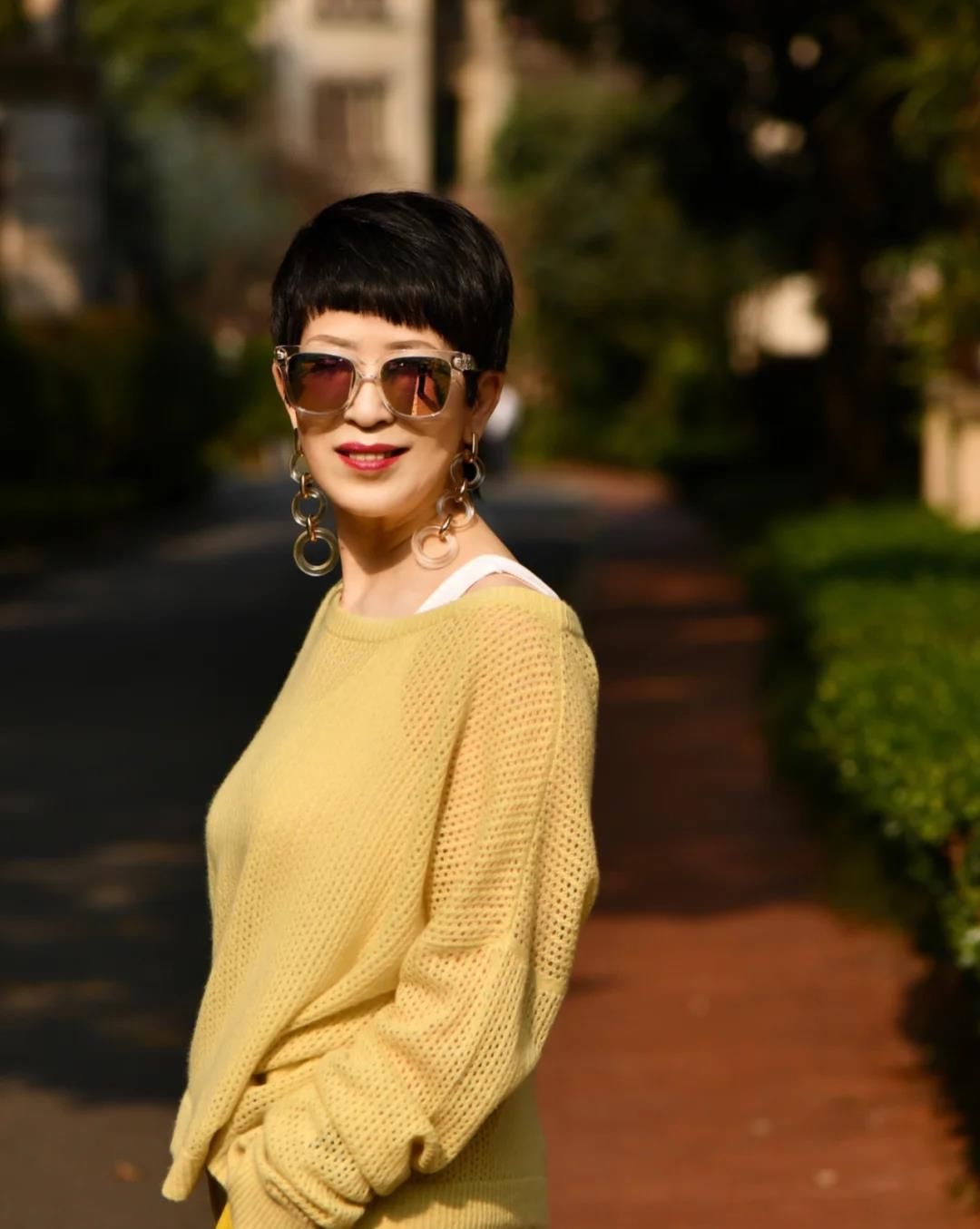 开春了，60多岁的女人怎么穿？九分裤和针织衫，时髦优雅有女人味