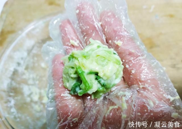 炸萝卜丸子时用面粉还是用淀粉都不对,正确的做法是这样