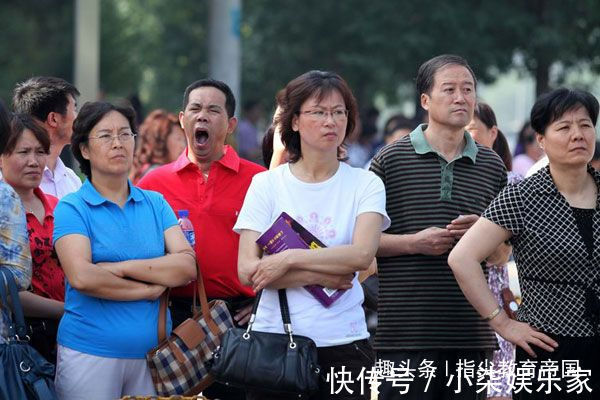 孩子|孩子高考,你会在考场外,顶着烈日等待吗听听他们的心理感动了