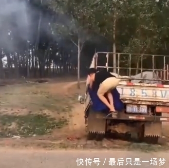 魔术|东北小伙直播表演魔术,不料当场露馅人仰马翻,场面非常搞笑