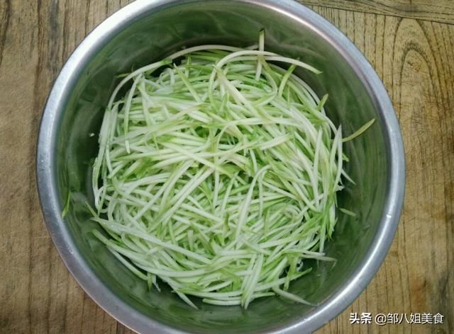夏天|夏天包饺子，不用韭菜不用白菜，用这个菜拌馅，不放肉都鲜美好吃