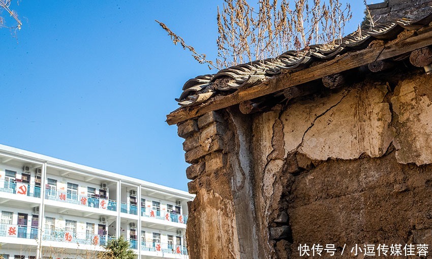 这所学校里藏一座守备衙门,始建于清乾隆七年,损坏严重令人惋惜