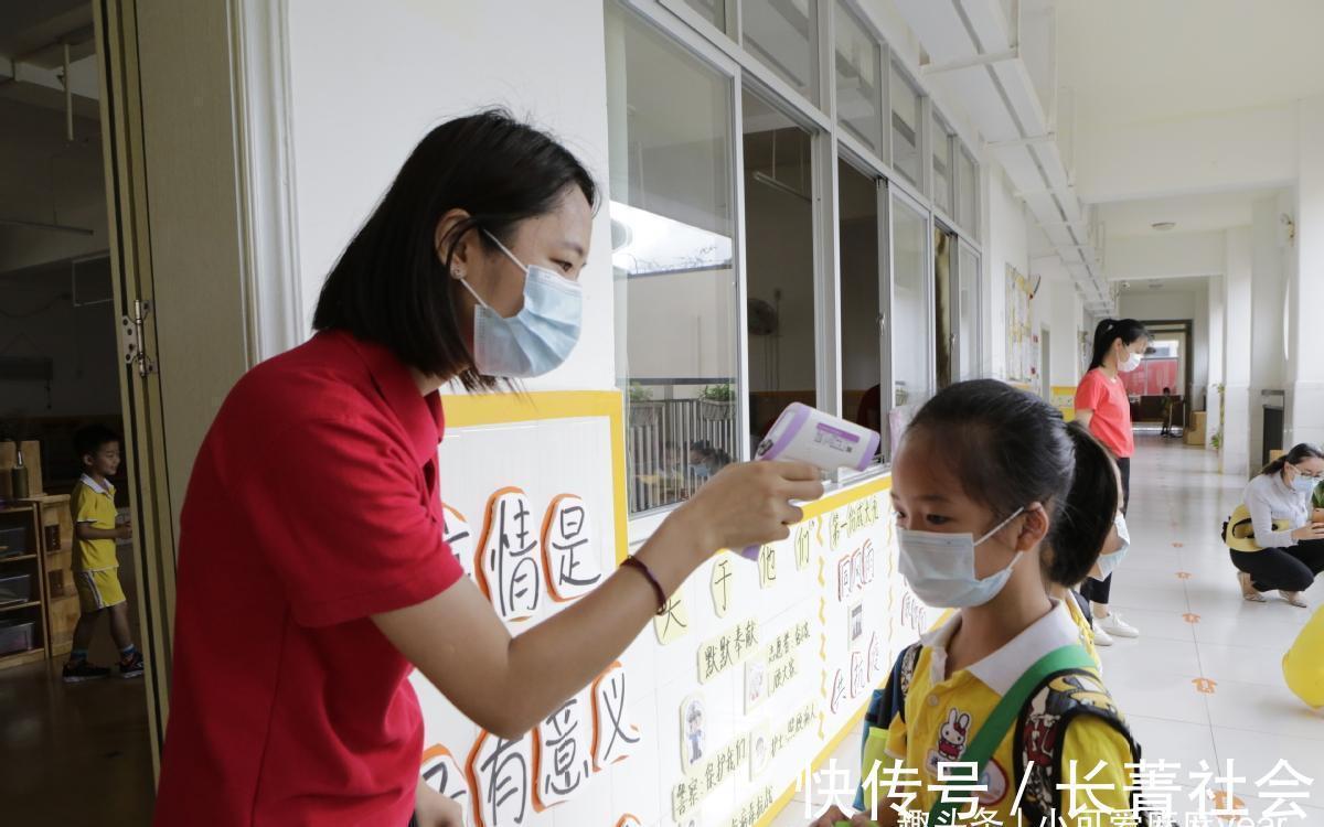 幼儿园|幼儿园老师坦言:第一天上幼儿园不哭的孩子,大都出自这些类家庭