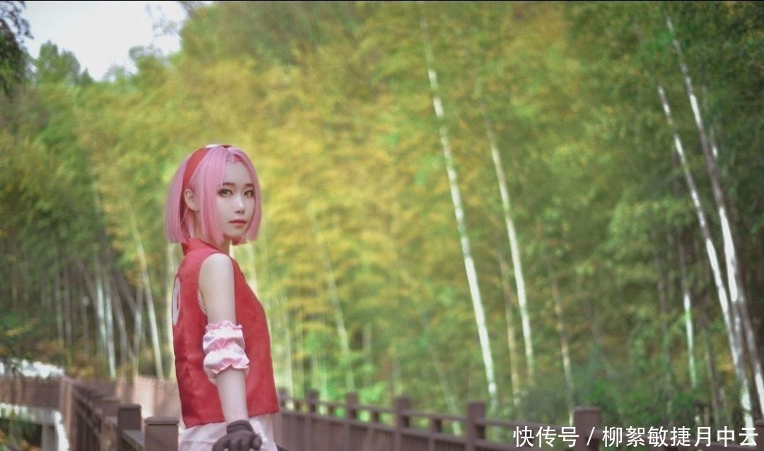 小姐姐|樱花雨中的春野樱,绿瞳红眉粉毛心动还原,木叶女神再现三次元