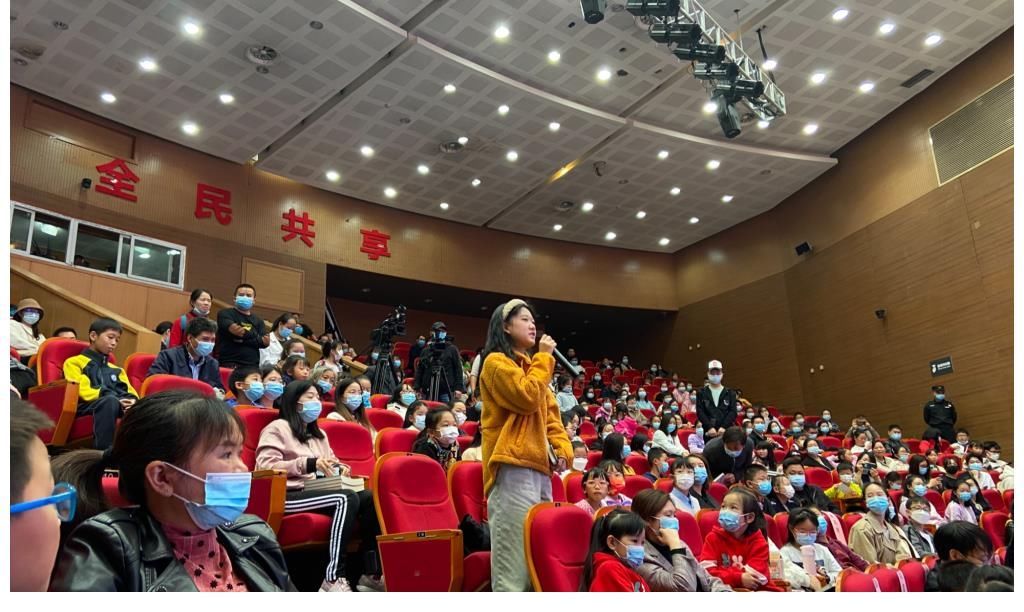 女生日记#著名儿童作家杨红樱来渝分享“童年阅读的意义”