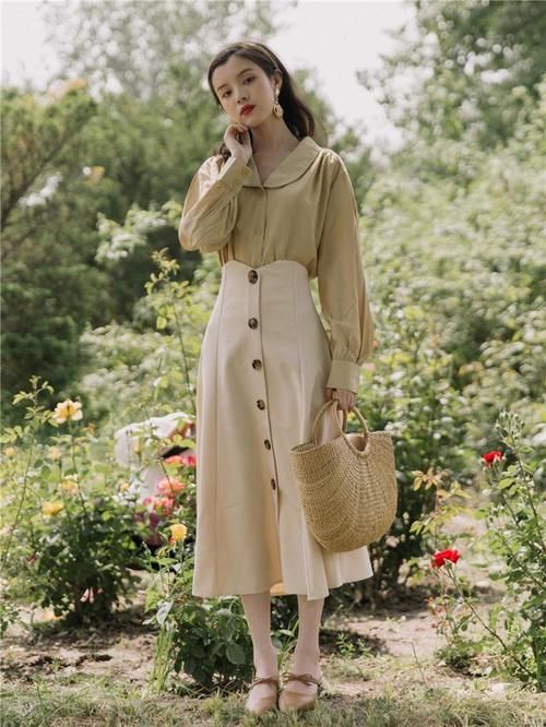 卫衣不受宠了！今年“法式衫+半身裙”正流行，洋气复古很减龄
