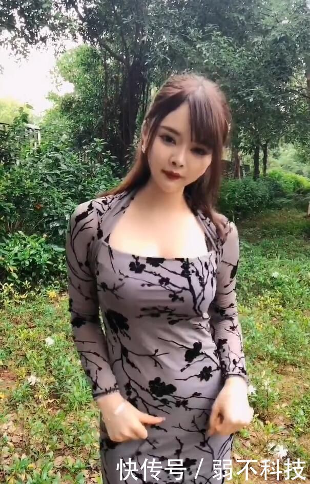 街拍连衣裙小姐姐,身材微胖的美女,给人一种不一样的美