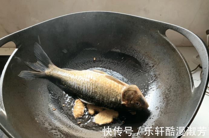 鲫鱼汤|家常鲫鱼豆腐汤的做法，简单快手，营养丰富，家人都爱吃
