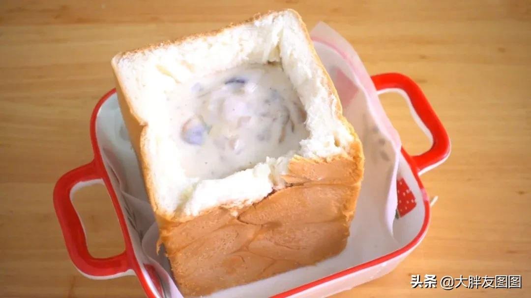 天冷了，煮个酥皮面包汤喝，喝完汤，吃浸满奶油汤汁的面包，满足