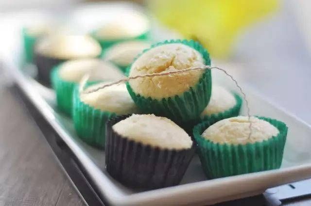 椰香小蛋糕的做法，满满的椰香，可以做给孩子吃！