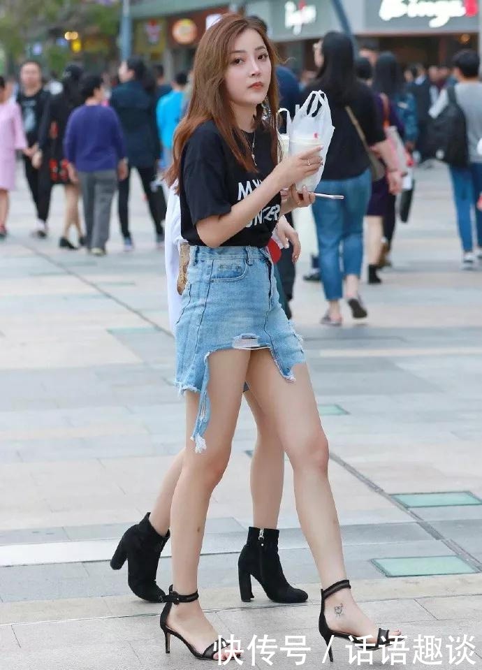 美女牛仔半身裙搭配一双黑色的简约风格高跟鞋,显瘦又特别的显高