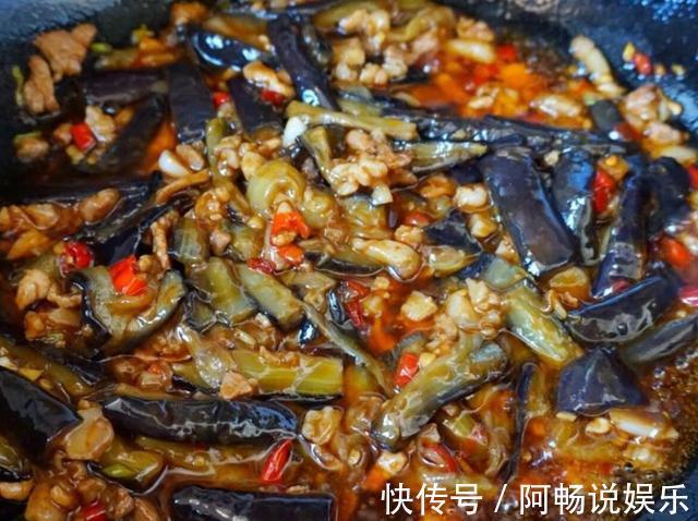 炒茄子时,教您个小技巧,茄子不吸油不发黑,绵软入味更好吃