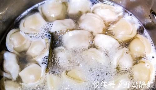 好吃|煮饺子,最忌水开直接下锅煮,牢记4点,饺子劲道好吃不破皮