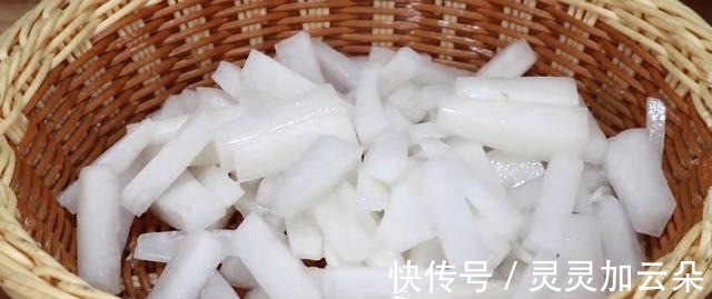 白萝卜里加一个苹果，不用一粒盐，教你最解馋的吃法，香甜又脆爽！