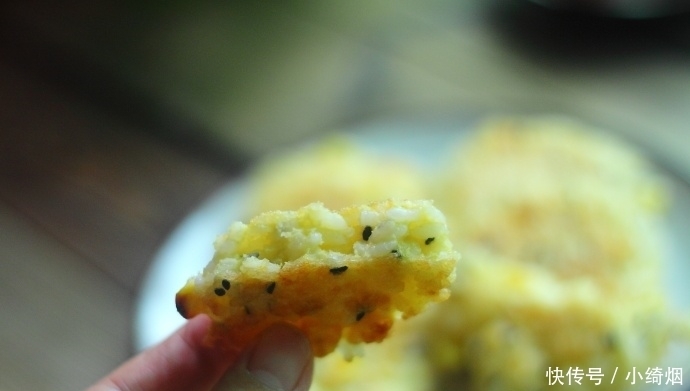 剩米饭只会做蛋炒饭?换个做法,比炒饭简单,吃起来酥香脆