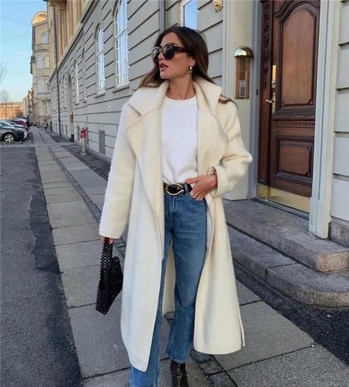 女人不管多大年纪，大衣建议多穿这3种“颜色”，时髦显白又减龄