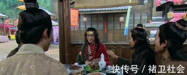 孔明!宋江表演六十四招棍法,孔明孔亮十分钦佩,旁观的武松怎样评价?