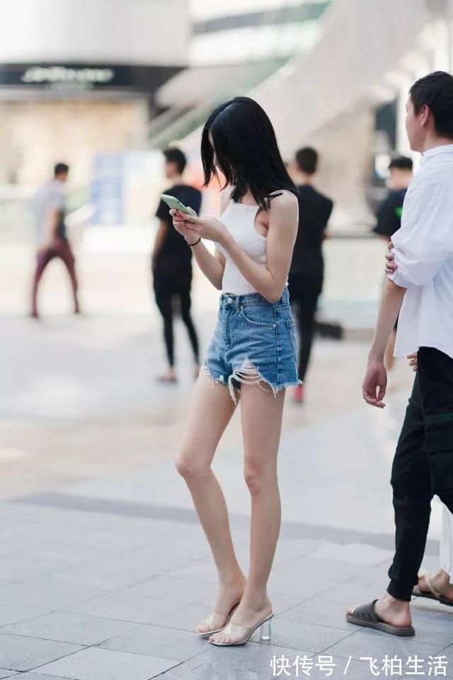 衬衫 小姐姐身穿宽松衬衫,搭配鲜艳的印花半身裙,显得格外的靓丽