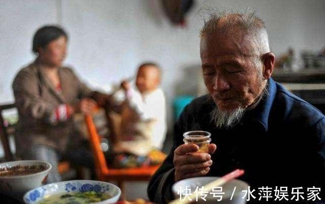 米酒|113岁老人烟酒不离手,他说长寿也不难,日常别碰一件事即可