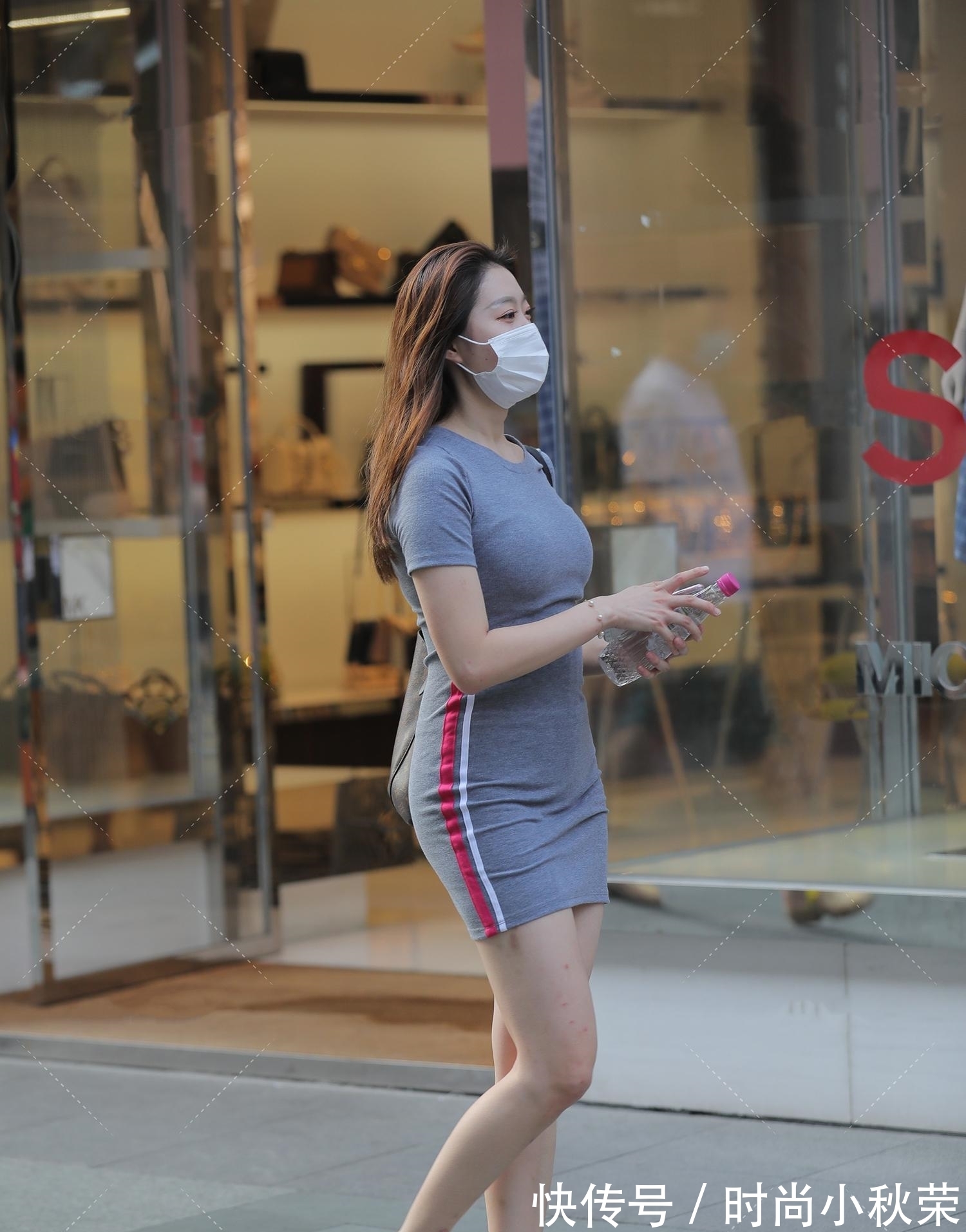 姐妹 微胖“双胞胎”姐妹穿搭同一条“裹身裙”,红白纹路搭配白板鞋更有魅力