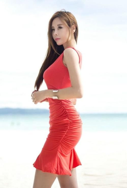 草绿色 红色的连衣裙，荷叶边的裙摆柔美减龄，无袖的设计清凉无比