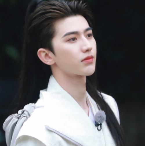 原以为蔡徐坤只适合现代造型，但他换上古装后，这才叫一眼误终生