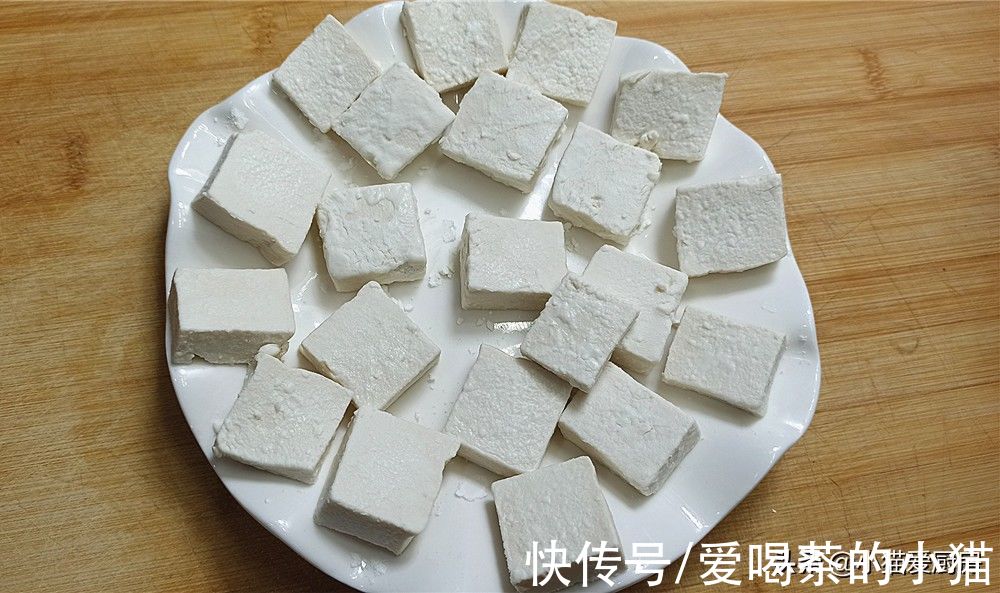 一道用嫩豆腐制作的“虾仁豆腐煲”，特别开胃，比吃火锅还过瘾