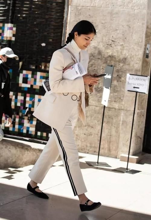 2021年流行的高级色，很适合皮肤黄黑的女人，时髦显白有气质黄黑皮能穿流行色吗？2021流行色推荐高级色搭配运用法则：