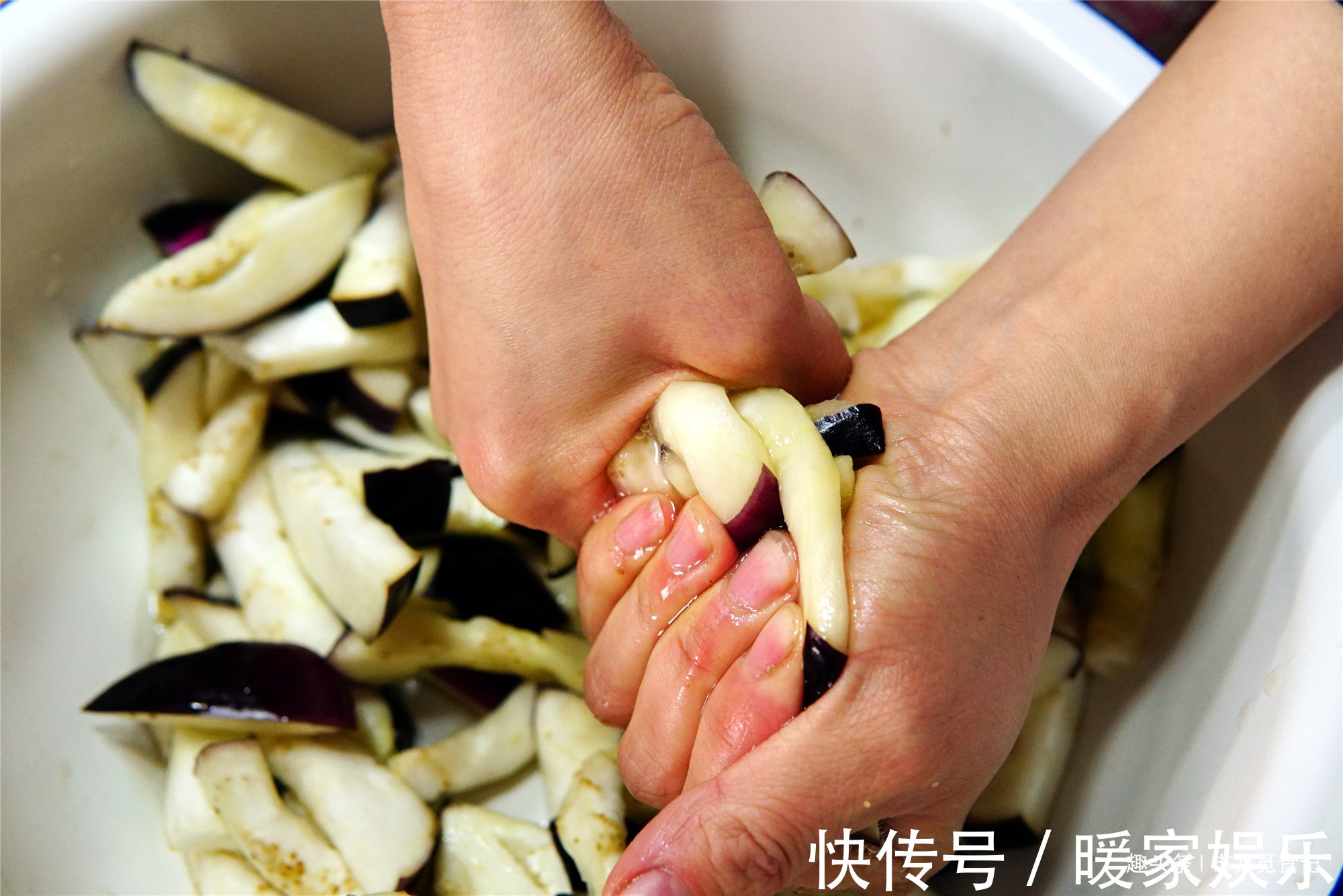 茄子直接炒大错特错,太费油了,多加一步,不变色还省油!