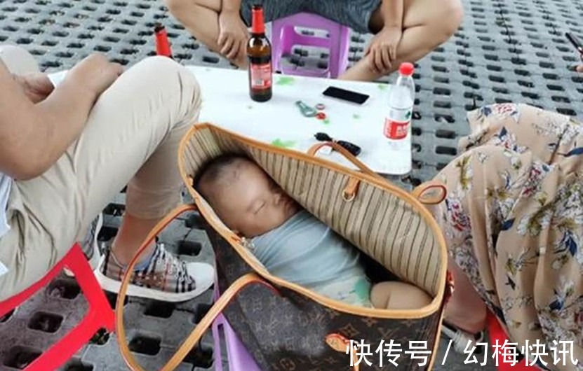 手推车|父母带孩子吃路边小吃,摊主不小心瞄到宝妈的挎包,心里不是滋味
