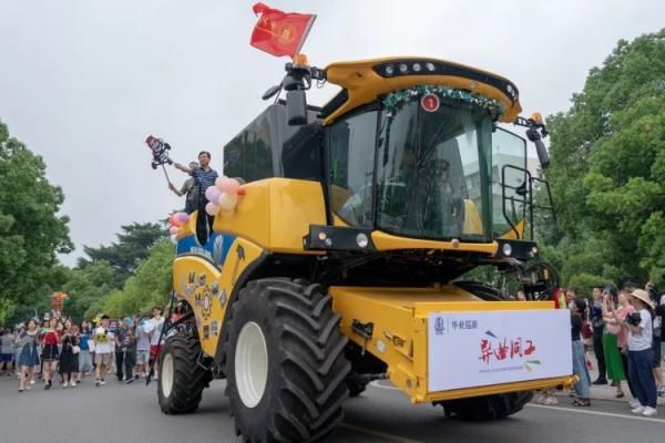 农机|太猛了！高校毕业巡游，他们开着“拖拉机”来了……