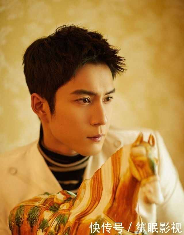 东君|韩东君在复古光影间演拍摄写真 色彩流转中领略先锋艺术魅力