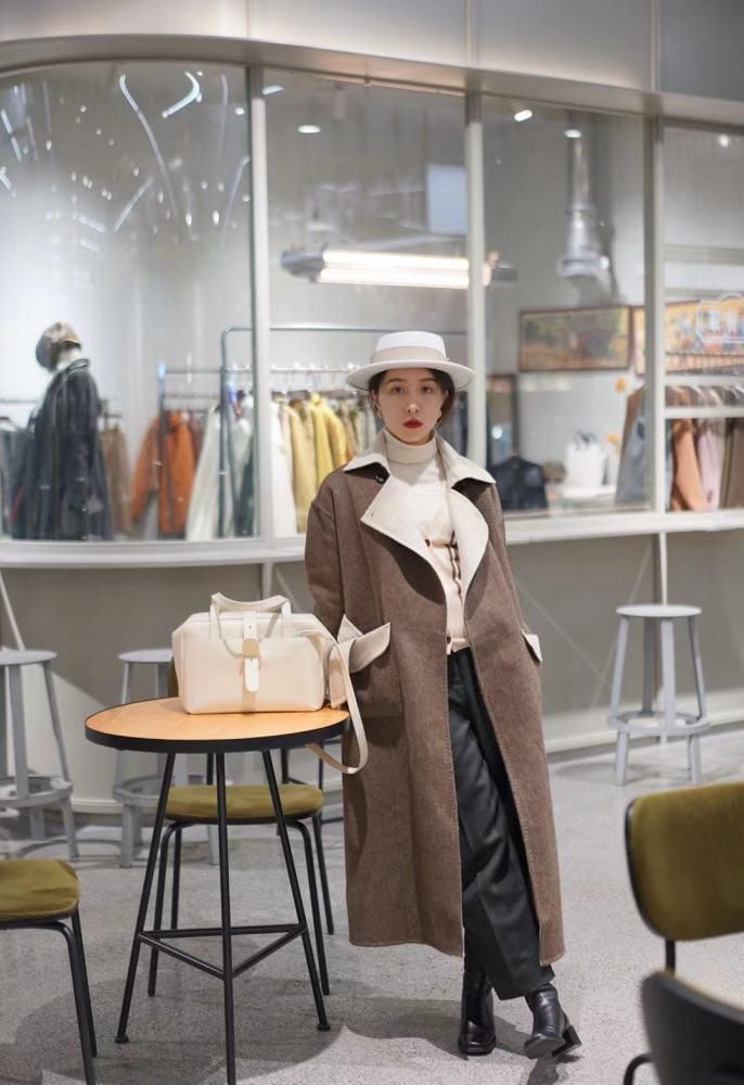 冬天想要有风度还要有温度，不要单一选面包服了，选叠穿也不错