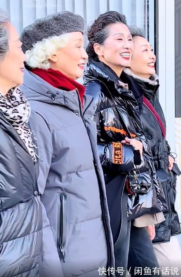 沉闷感 黑色羽绒服怎么就土气了?学70岁奶奶们这样穿,配短靴显高还时髦