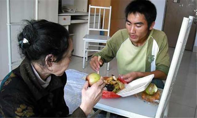 中国青年|12年前,那个“千里背疯娘”上大学的孩子,现状如何?