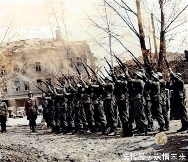 野心|上色老照片:二战中阵亡的德军士兵的葬礼,因希特勒的野心而送命