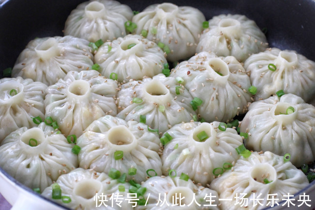 不揉面不发酵,用饺子皮做水煎包,皮薄馅大倍儿鲜美,当早餐正好