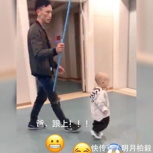 淤血|“霸气萌娃”医院输液走红,输液不忘带爸爸遛弯,网友:实力遛爸