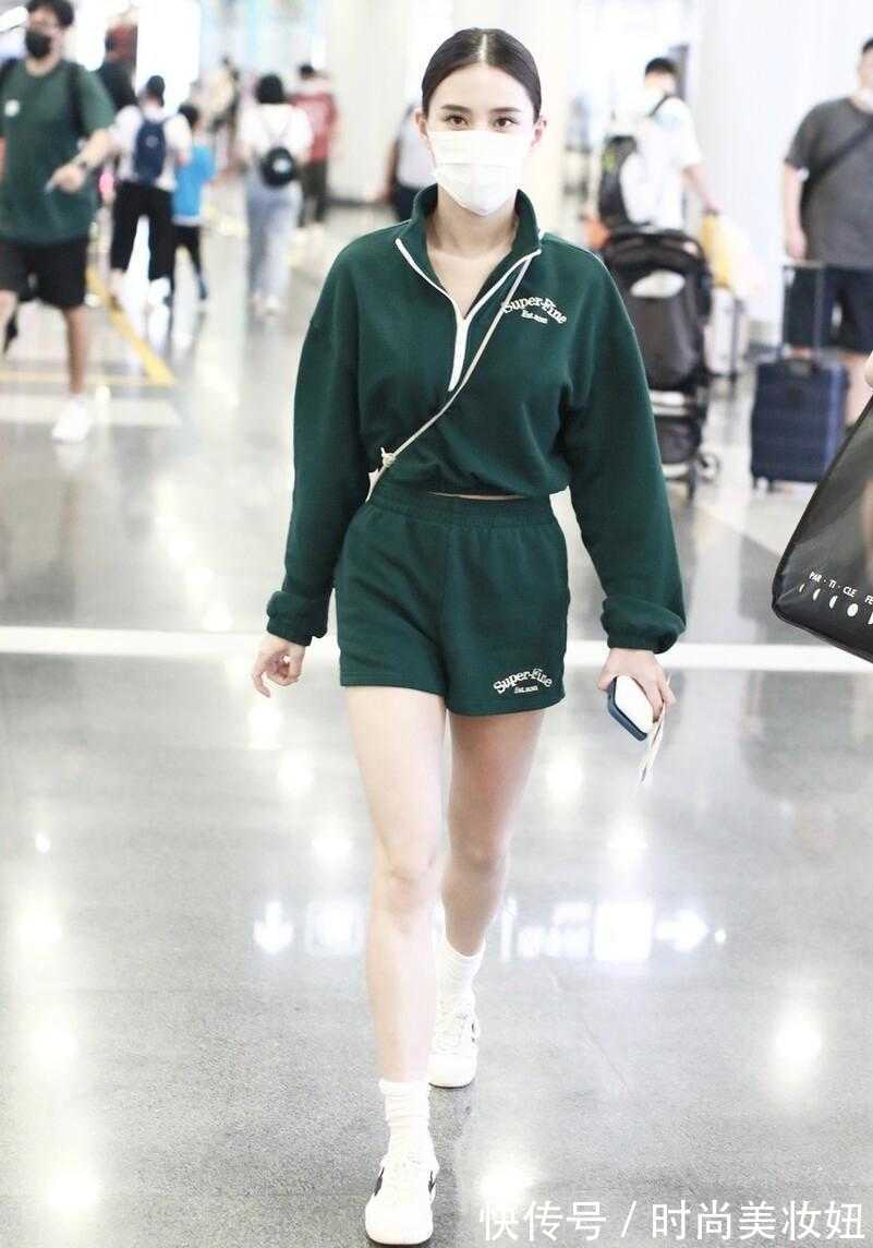 养眼|何超莲不愧是“富家女”,穿运动装走机场高级洋气,气质太养眼了