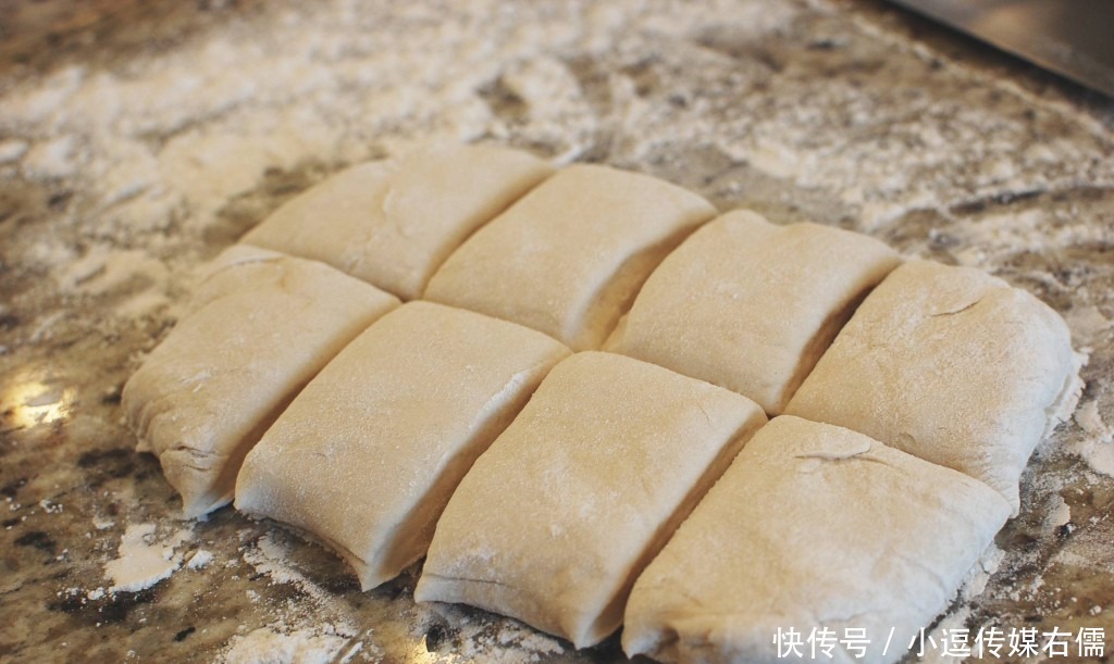 轻松|超级外酥里软的葱油饼!不用发酵,新手也能轻松搞定!