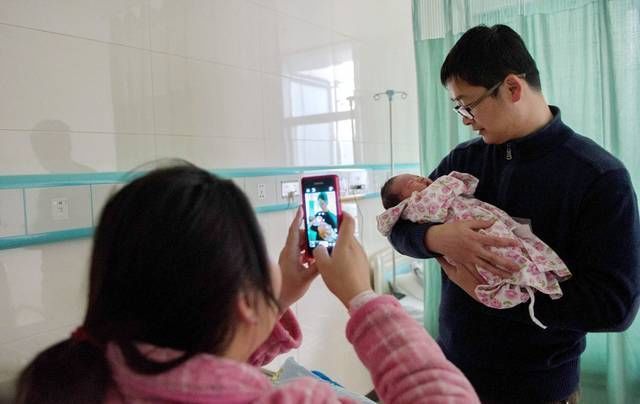 出产房|新生婴儿出产房，谁第一个抱就像谁？这说法准吗
