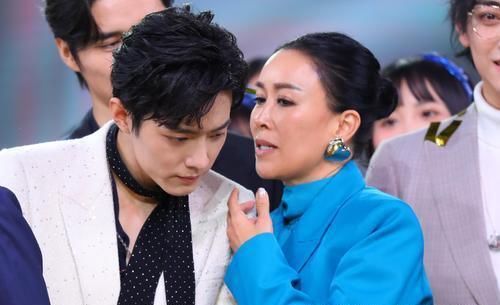 《乘风破浪》决赛在即，肖战发文为那英“控评”，花式彩虹屁强势打call