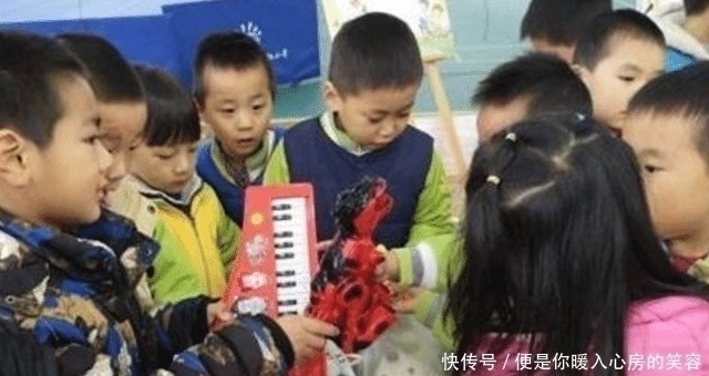 友情|幼儿园圣诞互换礼物,宝妈用千元文具只换回纸人,看到价格更崩溃