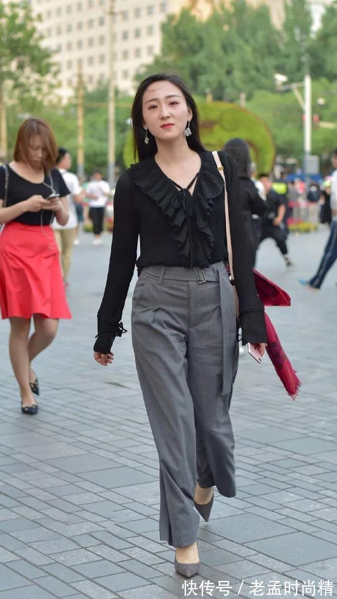 高跟鞋 小姐姐挽起裤脚搭配一双高跟鞋,可以让她非常的吸睛