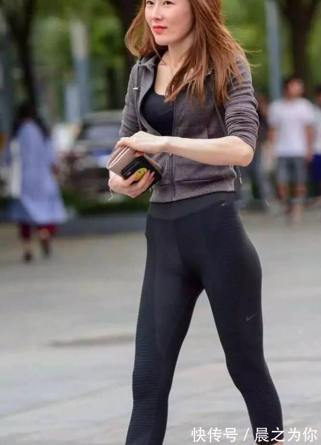 窈窕 身材窈窕的打底裤美女,充满女人味,曼妙的曲线真迷人